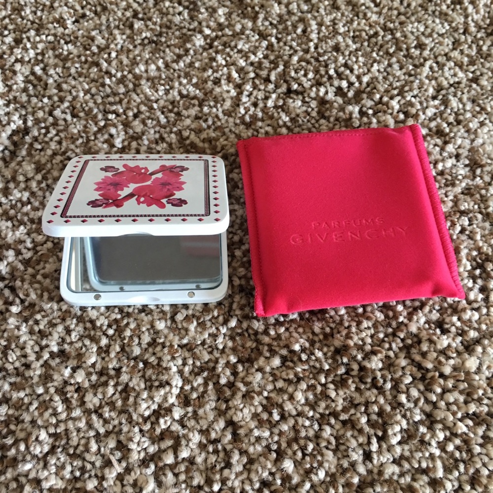 🐝Compact Mirror by Givenchy Parfums